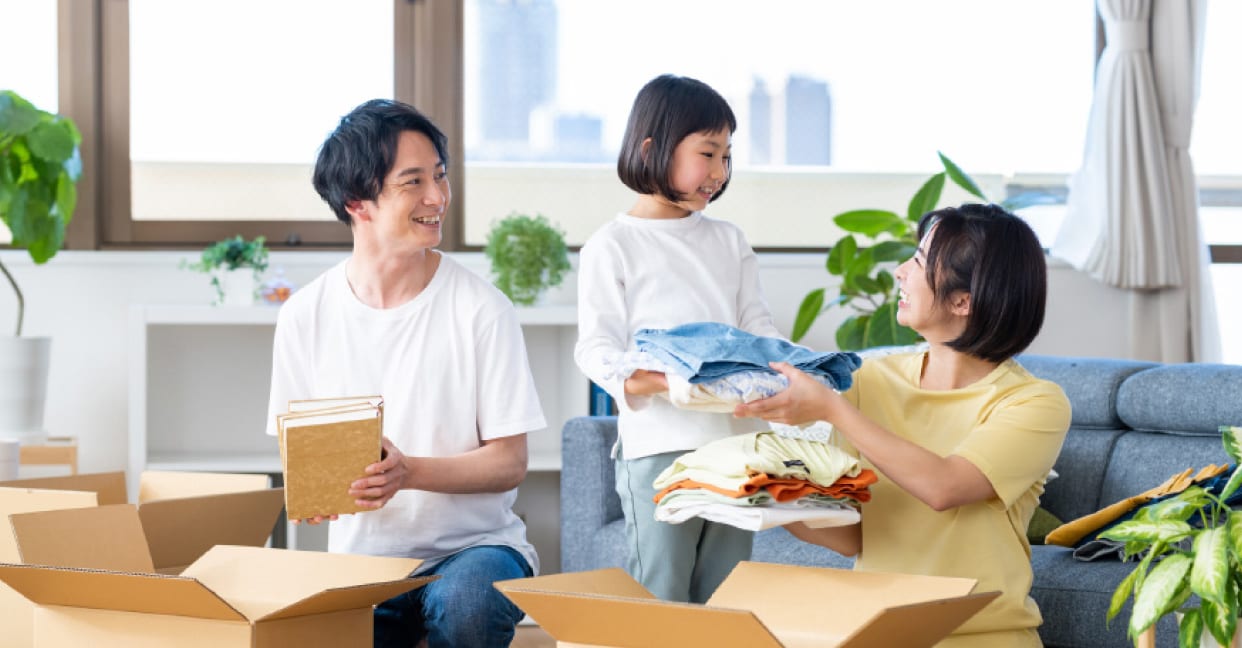 家族が引っ越し準備をしている写真
